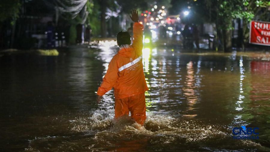 Warga menerobos banjir nan merendam ruas Jalan Benda Bawah, Cilandak Timur, Jakarta, Senin (4/5/2026).