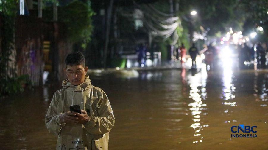 Warga menerobos banjir nan merendam ruas Jalan Benda Bawah, Cilandak Timur, Jakarta, Senin (4/5/2026).