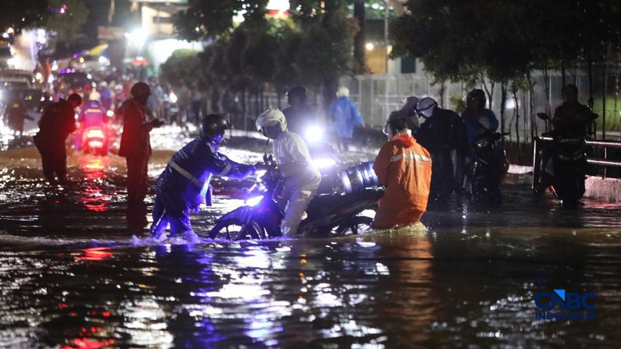 Warga menerobos banjir nan merendam ruas Jalan Benda Bawah, Cilandak Timur, Jakarta, Senin (4/5/2026). (CNBC Indonesia/Faisal Rahman)