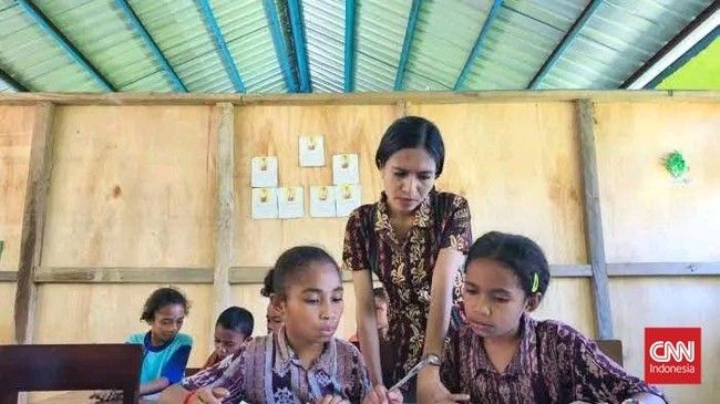 Di balik perayaan Hari Pendidikan Nasional, Yustina, guru honorer di NTT, berjuang dengan pengorbanan besar dan upah minim tak lebih dari Rp150 Ribu/bulan.