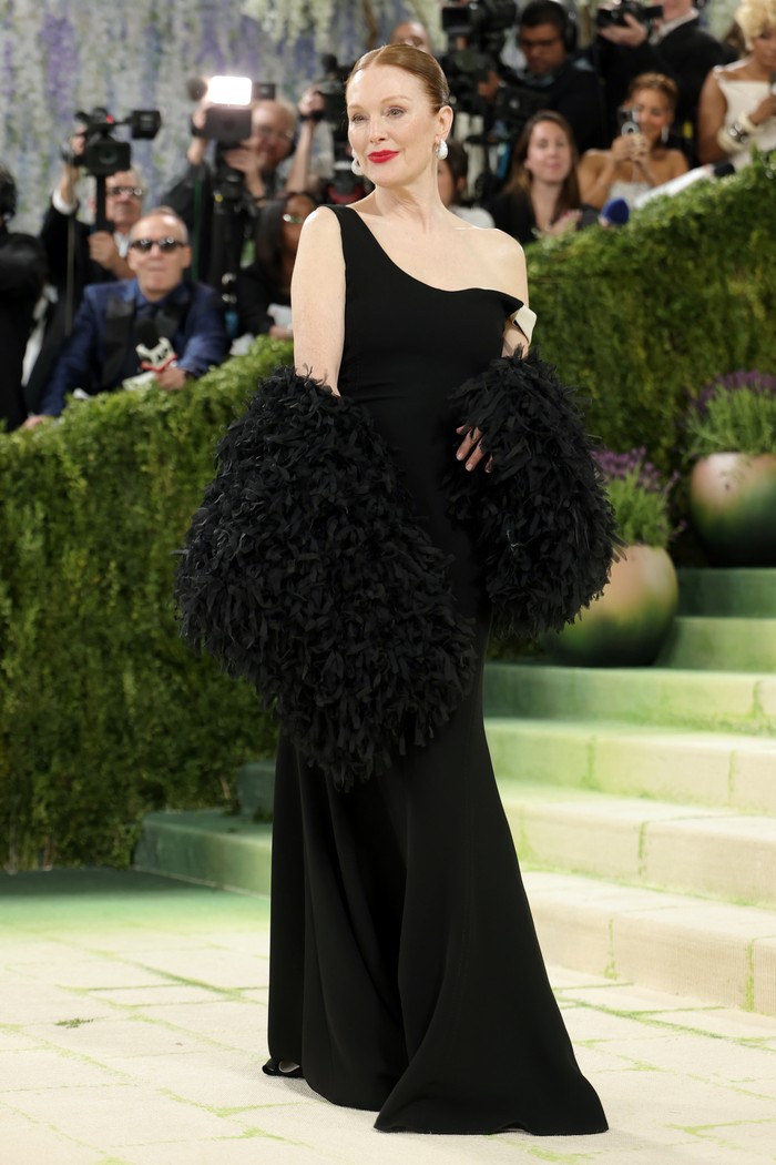 Julianne Moore mengenakan silk crepe dress dengan selendang silk organiza rancangan Bottega Veneta. Potongan one-sholder dan tatanan rambut sleek updo membuat keseluruhan look-nya makin elegan/ Foto: Courtesy of Bottega Veneta/The Hollywood Reporter via Getty/Michael Loccisano/GA