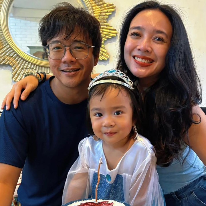<p>Pasangan Dea Ananda dan Andi Ariel Harsya, atau dikenal dengan Ariel &lsquo;Nidji&rsquo;, telah mengarungi bahtera rumah tangga selama 16 tahun. Setelah penantian yang cukup panjang, keduanya akhirnya dikaruniai seorang putri cantik yang diberi nama Sanne El Azhar. (Foto: Instagram @sanne_el)</p>