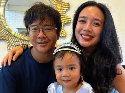 5 Potret Gaya Sanne Anak Dea Ananda & Ariel Nidji, Hobi Nyanyi Seperti Sang Bunda