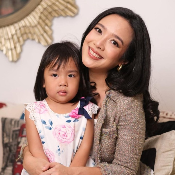 <p>Sanne El Azhar atau akrab disapa Sanne, lahir pada 14 Juni 2022. Sebelum akhirnya dikaruniai seorang anak, Dea dan Ariel harus menanti selama 12 tahun untuk mendapatkan momongan, Bunda. Penantian panjang tersebut akhirnya berbuah manis melalui program bayi tabung. "Akhirnya aku dan <em>@arielnidji</em> diberi kepercayaan Tuhan untuk menjadi orang tua," tulis Dhea, dikutip dari akun Instagram <em>@dea_ananda</em>. (Foto: Instagram @dea_ananda)</p>