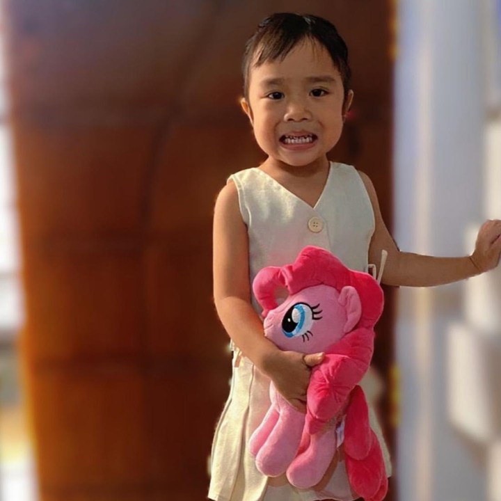 <p>Kini telah berusia tiga tahun, Sanne tumbuh menjadi gadis kecil yang cantik dan tingkah lakunya yang selalu menggemaskan. Baru-baru ini, Dea bercerita bahwa sang putri sudah pandai bernyanyi dengan caranya sendiri. "Sanne di era usia tiga tahunnya, dengan segala drama dan debat yang sesuai logika dia. Lagu favorit dia minggu ini adalah <em>Bolo Bolo</em> <em>@tinatoon101</em>, suka banget dinyanyiin bocil, sambil dia ganti liriknya dengan menyebut semua nama penghuni rumah. &ldquo;Ibu, bolo bolo, baba, bolo bolo," ungkap Dea. (Foto: Instagram @dea_ananda)</p>