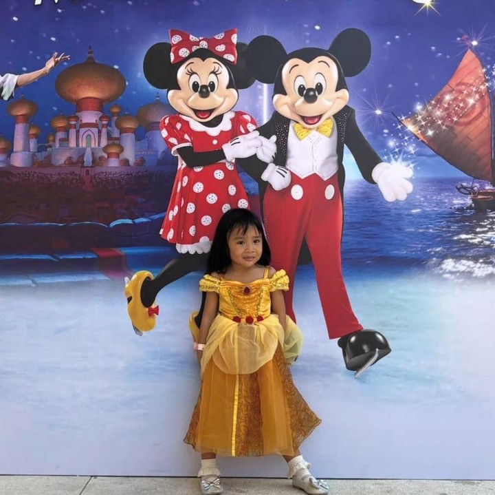 <p>Tidak hanya itu, gaya berpakaian Sanne juga kerap mencuri perhatian netizen. Dalam foto ini, ia tampil cantik bak Princess Belle dengan gayanya yang begitu menggemaskan. Saat sedang berpose, putri Dea Ananda ini bahkan sempat protes karena sang Bunda mau ikut berfoto. "Ibu ngapain sih ikutan foto, ini momen aku ibu," kata Sanne lewat <em>caption </em>dalam unggahan&nbsp;di Instagram. (Foto: Instagram @dea_ananda)</p>