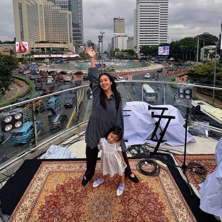 <p>Memiliki anak perempuan tentu jadi kebahagiaan tersendiri bagi Dea. Ia pun cukup sering membagikan momen kebersamaannya dengan sang putri di Instagram. Dalam salah satu unggahannya, keduanya terlihat sedang <em>quality time</em> dan berpose di kawasan Bundaran HI. (Foto: Instagram @dea_ananda)</p>