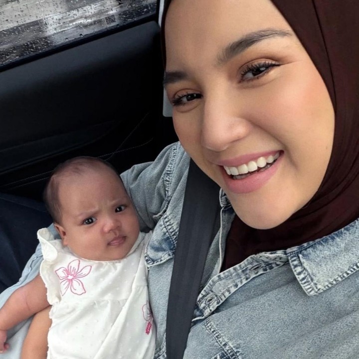 <p>Erica kini cukup sering memperlihatkan potret Zea dengan berbagai ekspresinya yang menggemaskan. Seperti pada potret yang satu ini, <em>Baby</em> Zea tampaknya sudah mulai sadar kamera ya, Bunda. "Mama udah ganti-ganti ekspresi, Zealuna tetap sama," ungkap Erica. (Foto: Instagram @ericaputrii)</p>