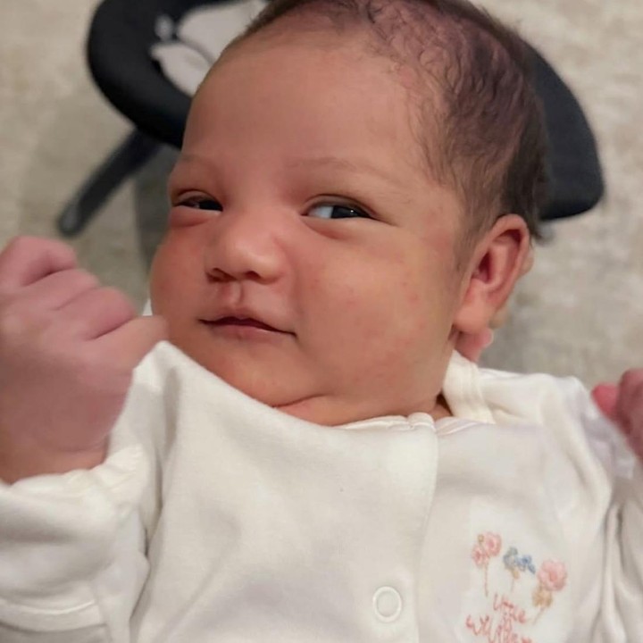 <p>Pada kesempatan lainnya, Si Kecil ini terlihat memamerkan senyuman manisnya saat difoto oleh sang Bunda. Meski masih kecil, Zea sepertinya sudah mulai mengerti ya kalau sedang diabadikan momennya. (Foto: Instagram @ericaputrii)</p>