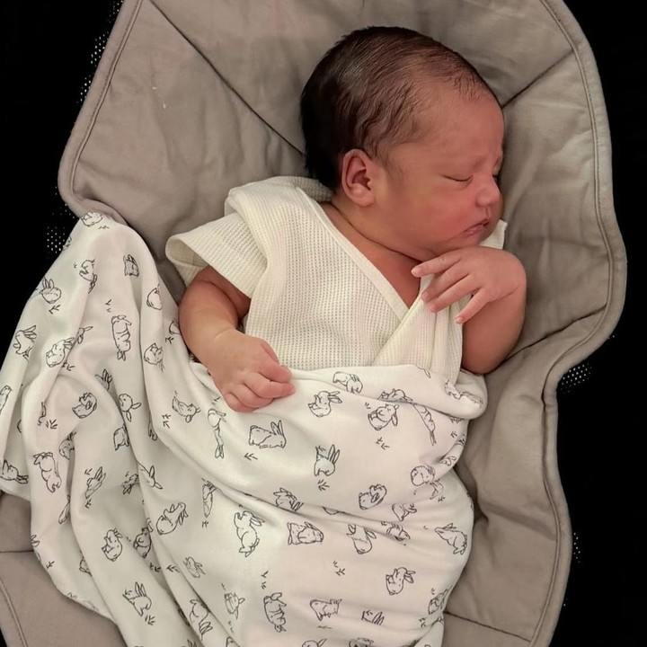 <p>Selain itu, Erica juga sempat membagikan makna indah di balik nama sang putri di media sosial, Bunda. "Zea Andrea Eluna artinya anak perempuan yang hadir di kehidupan kami yang membawa rezeki dan menerangi hidup dengan kelembutan seperti bulan," tutur Erica. (Foto: Instagram @ericaputrii)</p>
