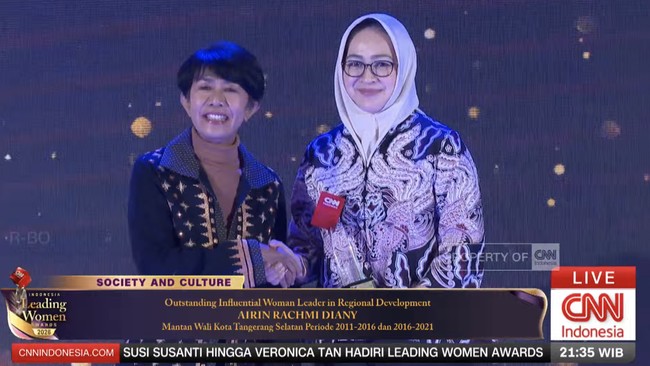 Airin Rachmi Diany meraih penghargaan Outstanding Influential Woman Leader in Regional Development dalam ajang CNN Indonesia Leading Women Awards 2026.