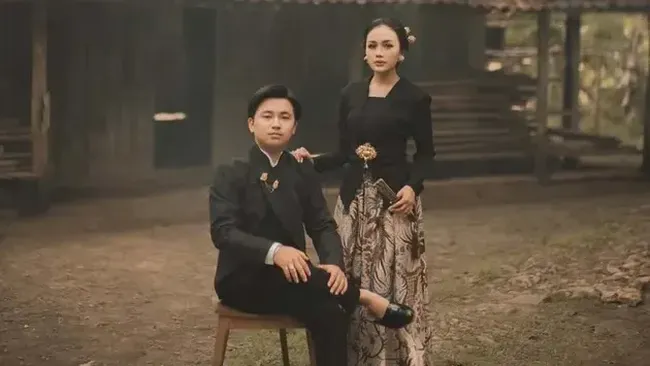 7 Gaya Prewedding Aksa Uyun Putra Soimah Pakai Busana Jawa Klasik bak Bangsawan