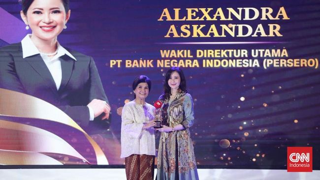 Wakil Direktur Utama PT Bank Negara Indonesia (BNI) Alexandra Askandar meraih penghargaan di ajang CNN Indonesia Leading Women Awards 2026, Selasa (5/5).
