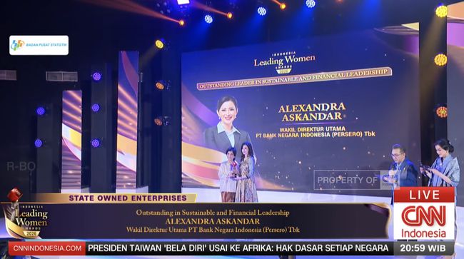 Wakil Direktur Utama PT Bank Negara Indonesia (BNI) Alexandra Askandar meraih penghargaan di ajang CNN Indonesia Leading Women Awards 2026, Selasa (5/5).