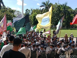 Puluhan Mahasiswa Geruduk Kantor Bupati Lombok Timur, Soroti MBG-Gaji Guru