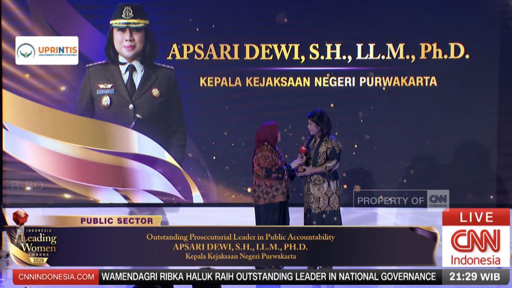 Kajari Purwakarta Apsari Dewi Terima Penghargaan Leading Women Awards