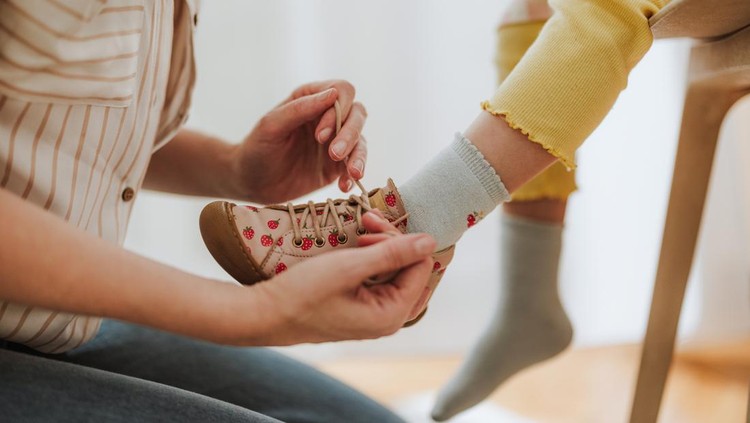 4 Bahaya Sepatu Kekecilan untuk Anak, Ketahui Cara Pilih Ukuran yang Pas di Kaki