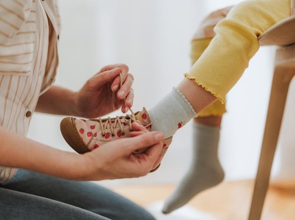 4 Bahaya Sepatu Kekecilan untuk Anak, Ketahui Cara Pilih Ukuran yang Pas di Kaki