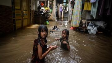 FOTO: Banjir Masih Rendam 18 RT di Jakarta