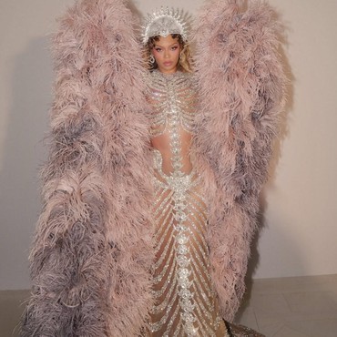 Fashion is Art, 10 Potret Seleb Cantik dengan Busana Terbaik di Met Gala 2026