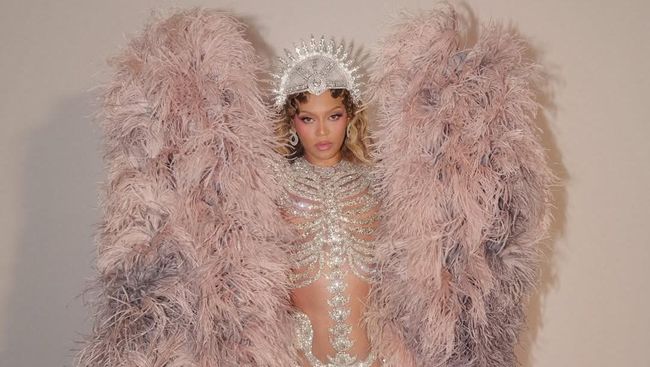 Fashion is Art, 10 Potret Seleb Cantik dengan Busana Terbaik di Met Gala 2026