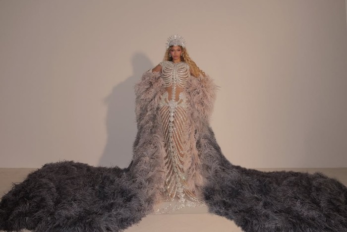 Beyonce mengenakan naked dress rancangan desainer Olivier Rousteing. Detail ala tengkorak yang berlapis embellishment membuat penampilannya glamor dan berkilau/ Foto: instagram.com/beyonce