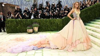 FOTO: Blake Lively Mejeng di Met Gala usai Damai dengan Justin Baldoni