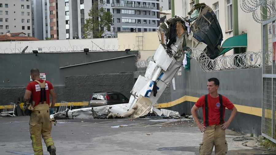 Sebuah pesawat mini dilaporkan menabrak sebuah gedung di Belo Horizonte, Brasil, pada Senin (4/5), sebagaimana ditayangkan oleh jaringan televisi lokal TV Globo. (Reuters)