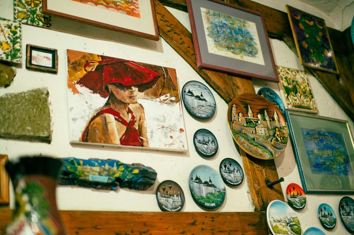 Kamu akan menemukan beberapa atau mungkin banyak karya seni terpajang di dinding rumah orang dengan IQ tinggi. Tinggal di ruang yang penuh dengan foto dan karya seni sentimental dapat memicu kreativitas dan meningkatkan kesejahteraan emosional dan fisik seseorang.