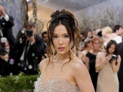 Eileen Gu Curi Perhatian di Met Gala 2026 dengan Gaun 15 Ribu Gelembung Kaca