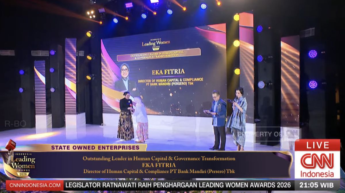Direktur Mandiri Eka Fitria Sabet Penghargaan di Leading Women Awards