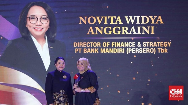 Director of Finance & Strategy Bank Mandiri Novita Widya Anggraini meraih penghargaan di ajang CNN Indonesia Leading Women Awards 2026 pada Selasa (5/5) malam.