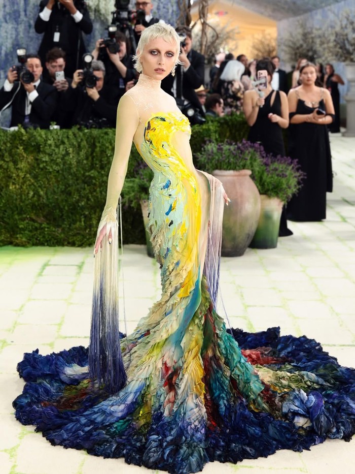Sesuai tema, Emma Chamberlain berbalut gaun rancangan Miguel Castro Freitas untuk Mugler. Detail dan permainan warna yang&nbsp;dikreasikan membutuhkan pengerjaan tangan selama 40 jam. Hasilnya langsung mengingatkan kita pada lukisan impresionisme/ Foto: instagram.com/muglerofficial