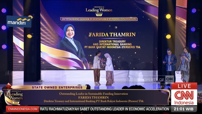 Direktur Treasury and International Banking BRI Farida Thamrin menyabet penghargaan di ajang CNN Indonesia Leading Women Awards 2026 pada Selasa (5/5) malam.