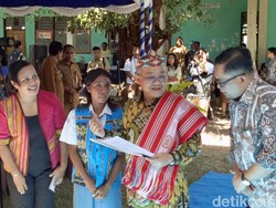 Cerita Ferona, Dulu Belajar di Atap Bocor Kini Layak