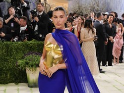 Golden Hour! Hailey Bieber Berbalut Bustier Emas 24 Karat di Met Gala 2026