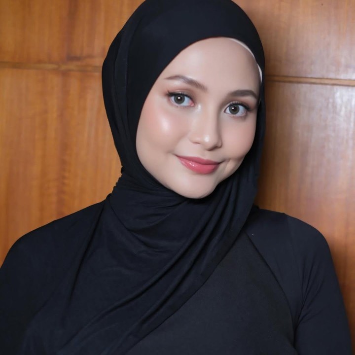 <p>Aura<em> pregnancy glowing</em> terpancar dari potret terbaru Indah yang mulai memamerkan <em>baby bump</em> kehamilannya. Riasan Indah yang <em>flawless</em> terlihat menyatu dengan rona wajah penuh kebahagiaan. Indah tampaknya sudah tak sabar untuk bertemu dengan anak keempatnya ini. (Foto: Instagram @indhningtys)</p>