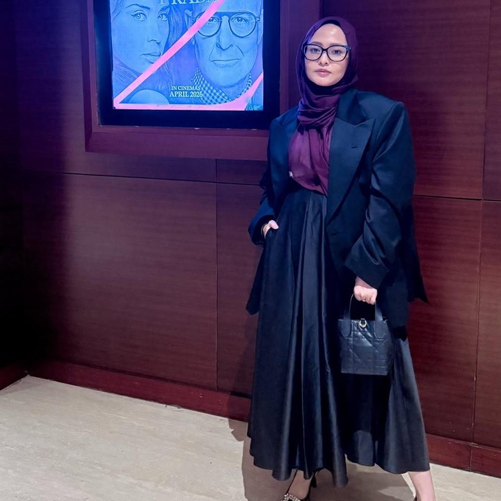 <p>Meski tengah hamil besar, Indah masih aktif melakukan berbagai rutinitas di luar rumah. Baru-baru ini, Indah menyempatkan diri untuk menonton film <em>The Devil Wears Prada 2</em>. Dalam potret yang dibagikan, Indah tampil <em>stylish</em> memadupadankan <em>blazer</em> dan rok hitam, dengan sentuhan nuansa magenta. (Foto: Instagram @indhningtys)</p>