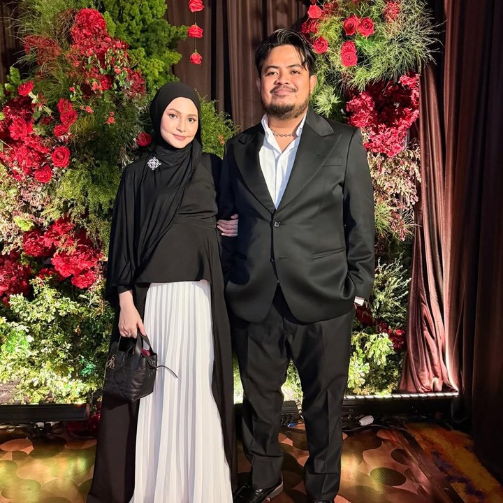 <p>Komika sekaligus aktor Rigen Rakelna sebentar lagi bakal dikaruniai anak keempat, Bunda. Sang istri, Indah Ningtyas, kini tengah menjalani kehamilan keempatnya yang sudah memasuki trimester ketiga. Rigen dan Indah pertama kali mengumumkan kehamilan ini pada awal tahun 2026. (Foto: Instagram @indhningtys)</p>