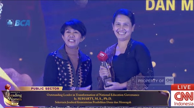 Sekjen Kemendikdasmen Suharti meraih penghargaan Outstanding in Transformation of National Education Governance dalam CNN Indonesia Leading Women Awards 2026.