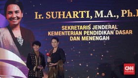Suharti Raih Outstanding Leader Transformation of National Education