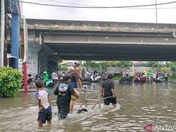 Jasa Gerobak Angkut Motor Cuan Besar di Tengah Banjir Puri Kembangan