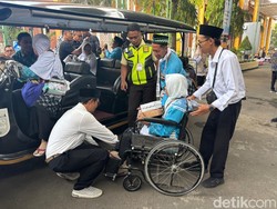 CJH Embarkasi Surabaya Pakai Kursi Roda Naik, Terbanyak dari Bojonegoro