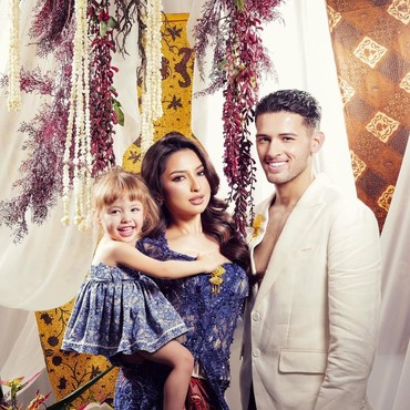 Kamari Pakai Kemben Batik, 7 Prewedding Jennifer Coppen & Justin Hubner yang Nikah Juni 2026
