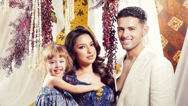 Kamari Pakai Kemben Batik, 7 Prewedding Jennifer Coppen dan Justin Hubner yang Nikah Juni 2026