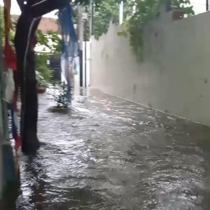 <p>Musisi Katon Bagaskara mengabarkan bahwa rumahnya yang berlokasi di Kebayoran Baru, Jakarta Selatan, kembali terendam banjir akibat hujan deras semalam. (Foto: Instagram @katonbagaskara)</p>