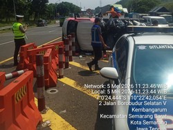 Pikap Muat Motor Baru Terguling Diseruduk Truk di Tol Manyaran Semarang