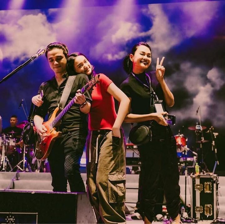 <p>Di tengah kesibukan tampil bersama band Ungu, Arlonsy Miraldi alias Oncy tetap meluangkan waktu berkualitas bersama sang istri, Enditha, dan putrinya, Kaines Adriana Kayra. (Foto: Instagram @oncyungu)</p>