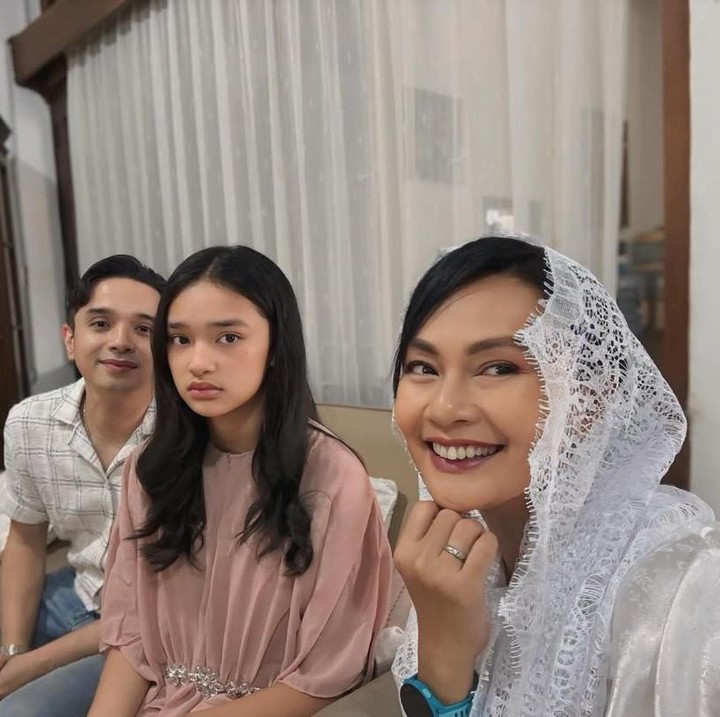 <p>Siapa sangka, putrinya yang kini telah beranjak remaja tampaknya berhasil mencuri perhatian publik.&nbsp; Di usia 13 tahun, pesonanya dibanjiri pujian dari warganet, Bunda.&nbsp;&nbsp;(Foto: Instagram @oncyungu)</p>