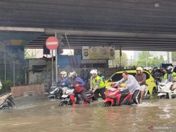 Banyak Motor Mogok Usai Terjang Banjir di Simpang Puri Kembangan Jakbar